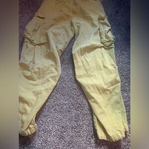 Baggy, cargo jeans, greenish yellow.